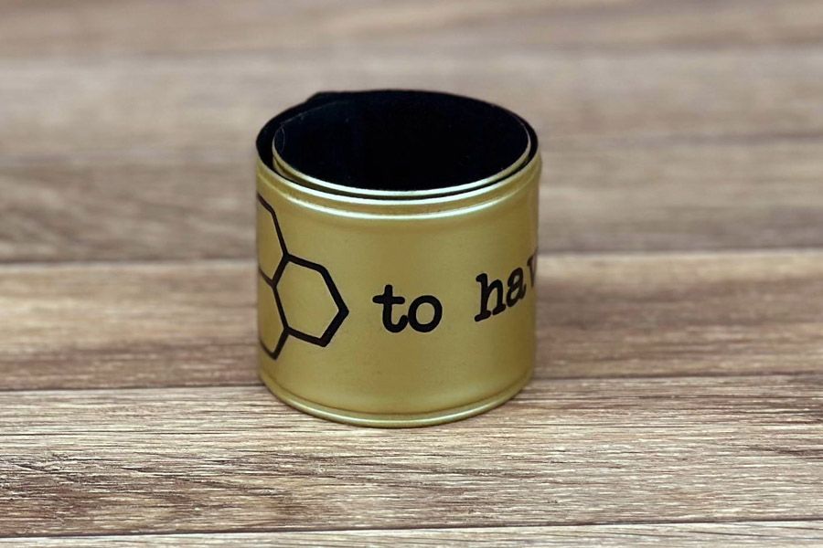 niet-reflecterende slapwrap in gouden kleur met een zwarte print